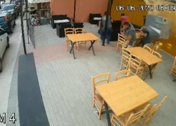 Κρήτη: Αέρας σηκώνει ντεπόζιτο και προσγειώνεται στο τραπέζι θαμώνων καφενείου (video)