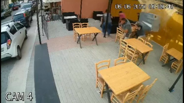 Κρήτη: Αέρας σηκώνει ντεπόζιτο και προσγειώνεται στο τραπέζι θαμώνων καφενείου (video)