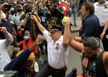 ΗΠΑ: Ο διοικητής της αστυνομίας της Νέας Υόρκης γονατίζει μαζί με διαδηλωτές (video)