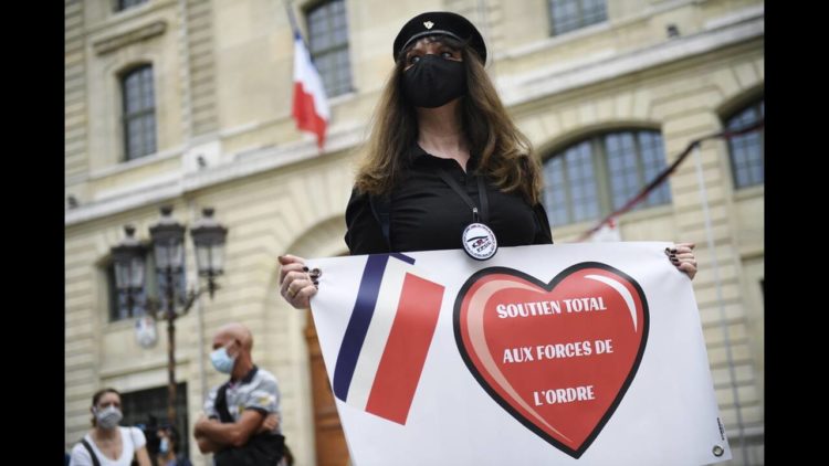 Γαλλία: Διαδήλωσαν οι σύζυγοι αστυνομικών – «Σεβαστείτε την αστυνομία μας»