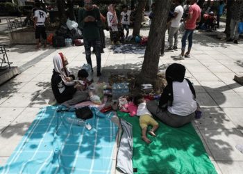 Μηταράκης: Kαταγγελία για αλληλέγγυους με τους μετανάστες στην πλατεία Βικτωρίας