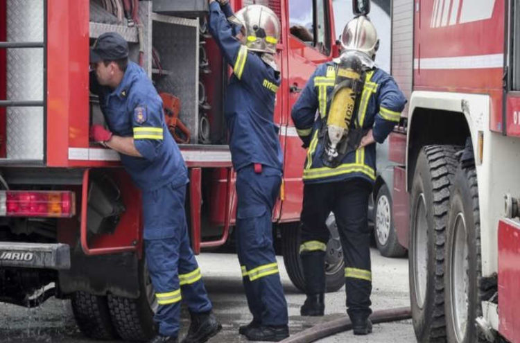 Γαλάτσι: Συναγερμός στην πυροσβεστική – Τρία άτομα έπεσαν σε φρεάτιο οικοδομής