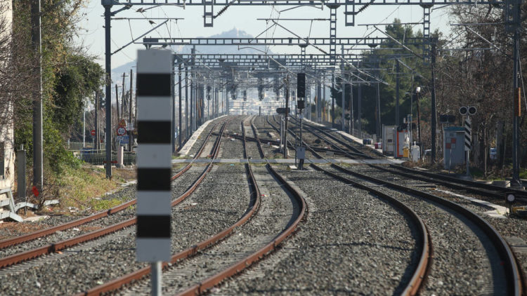 Στάση εργασίας σε τρένα και τραμ την Πέμπτη