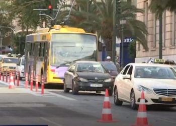 Κυκλοφοριακό χάος έφερε ο «μεγάλος περίπατος» – Μποτιλιαρισμένοι οι οδηγοί στο κέντρο της Αθήνας