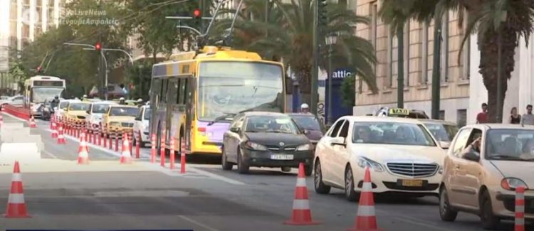 Κυκλοφοριακό χάος έφερε ο «μεγάλος περίπατος» – Μποτιλιαρισμένοι οι οδηγοί στο κέντρο της Αθήνας