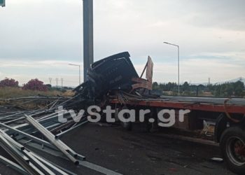 Σχηματάρι: Σοκαριστικό τροχαίο –  Σμπαράλια ένα φορτηγό και ένα ΙΧ – Ένας νεκρός