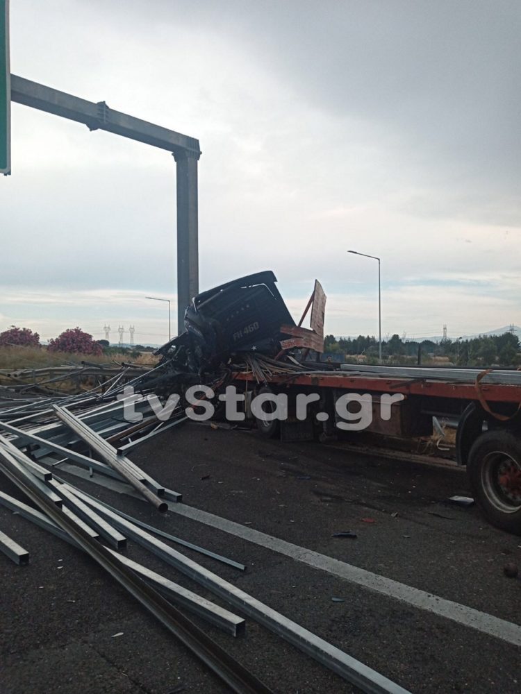 Σχηματάρι: Σοκαριστικό τροχαίο – Σμπαράλια ένα φορτηγό και ένα ΙΧ – Ένας νεκρός