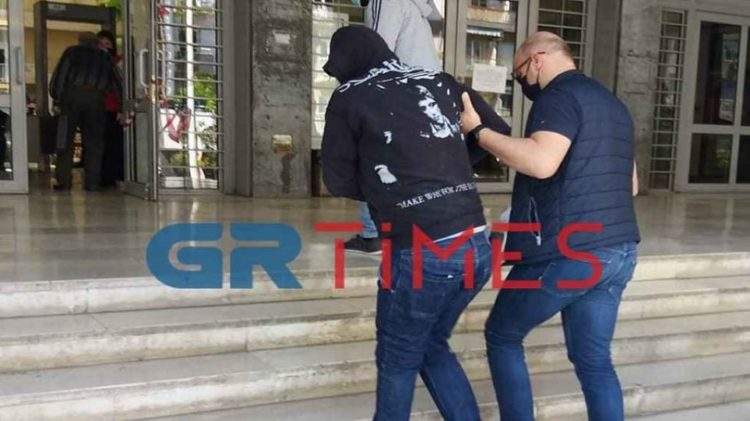 Θεσσαλονίκη: Tεμάχισε το σώμα της φίλης του και έκαψε τα κομμάτια στη σόμπα του σπιτιού