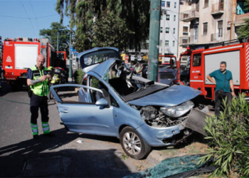Σοβαρό ατύχημα στη Συγγρού: Αυτοκίνητο καρφώθηκε σε κολώνα