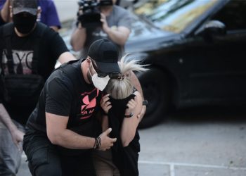 Επίθεση με βιτριόλι: Οδηγήθηκε στον Εισαγγελέα η 35χρονη κατηγορούμενη (video – φωτος)