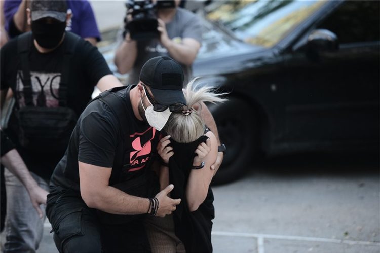 Επίθεση με βιτριόλι: Οδηγήθηκε στον Εισαγγελέα η 35χρονη κατηγορούμενη (video – φωτος)