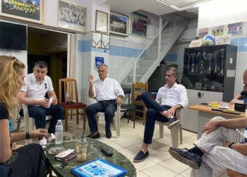 Μεταξουργείο: Επίθεση με καφέδες και νερά στον Κώστα Μπακογιάννη