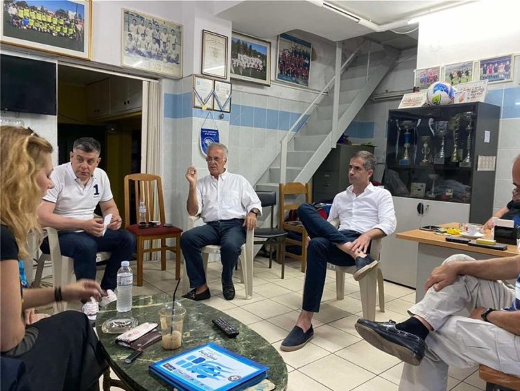 Μεταξουργείο: Επίθεση με καφέδες και νερά στον Κώστα Μπακογιάννη