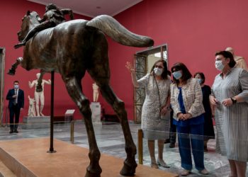 Ξενάγηση της Κατ. Σακελλαροπούλου στην έκθεση «Δι’ αυτά πολεμήσαμεν»