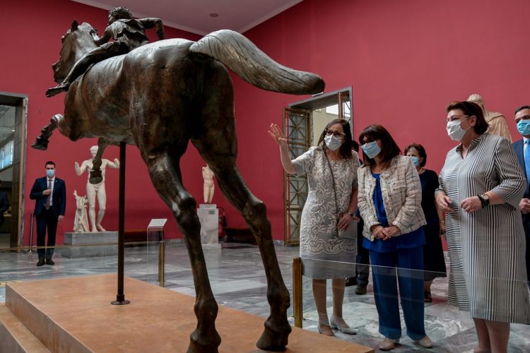 Ξενάγηση της Κατ. Σακελλαροπούλου στην έκθεση «Δι’ αυτά πολεμήσαμεν»