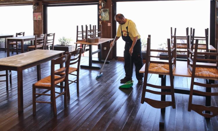Αρση μέτρων: Ανοιγούν από το Σάββατο και οι κλειστοί χώροι εστίασης