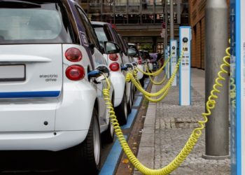 Υποχρεωτικοί οι φορτιστές ηλεκτρικών οχημάτων σε πολυκατοικίες από τον Μάρτιο του 2021