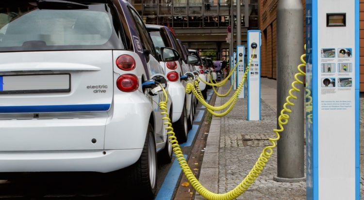 Υποχρεωτικοί οι φορτιστές ηλεκτρικών οχημάτων σε πολυκατοικίες από τον Μάρτιο του 2021