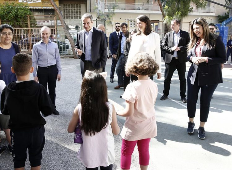 Επίσκεψη του Κυριάκου Μητσοτάκη σε Δημοτικό σχολείο της Καλλιθέας (video)