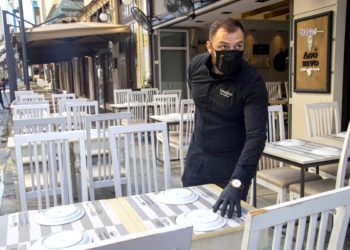 Πρόστιμα σε Αθήνα, Θεσσαλονίκη και Πάτρα για σερβιτόρους χωρίς μάσκες