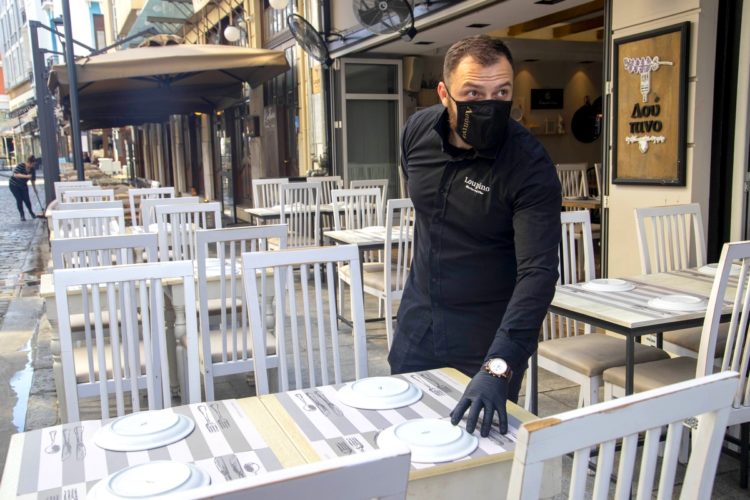 Πρόστιμα σε Αθήνα, Θεσσαλονίκη και Πάτρα για σερβιτόρους χωρίς μάσκες