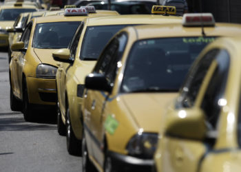 Υπ. Οικονομικών: Η μείωση του ΦΠΑ ισχύει και στα κόμιστρα των ταξί