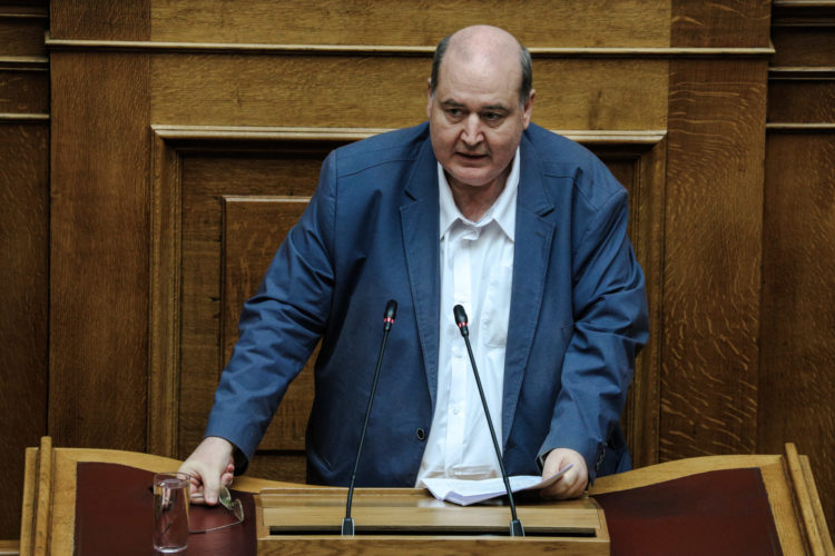 Φίλης: Η υπουργός Παιδείας δυστυχώς βρίσκεται σε καραντίνα από την κοινωνία