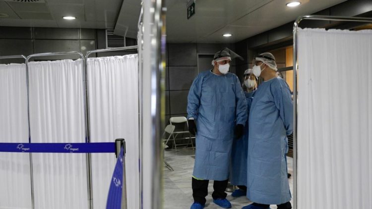 Ενοπλες Δυνάμεις: Στελέχη του Υγειονομικού από αύριο στα αεροδρόμια για τεστ ανίχνευσης κορονοϊού