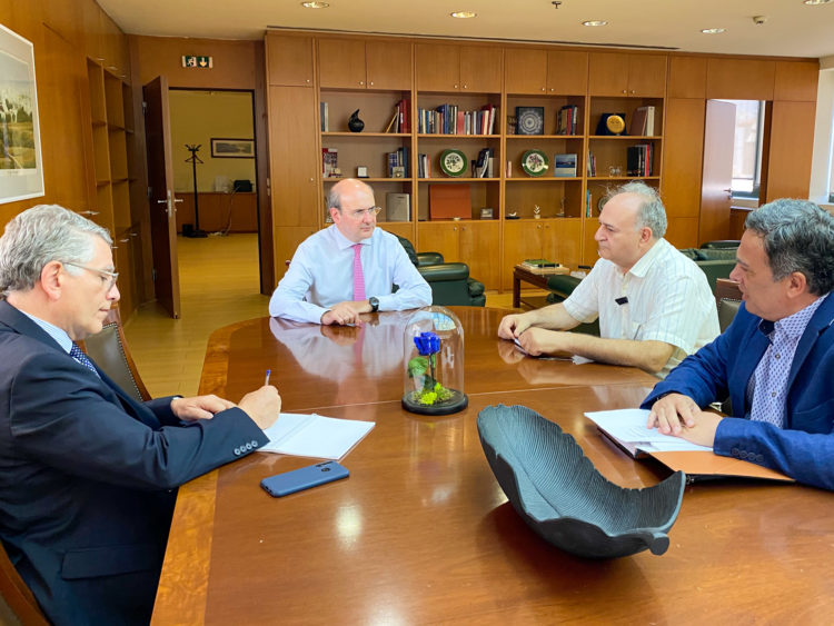 Υπ. Περιβάλλοντος: Συνάντηση του Κ. Χατζηδάκη με τους εκπροσώπους της ΓΕΝΟΠ/ΔΕΗ