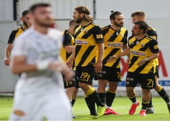 Γονατιστοί οι παίκτες ΑΕΚ και Παναθηναϊκού είπαν «όχι» στον ρατσισμό (video)