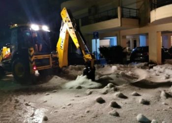 Δράμα: Απίστευτες εικόνες – Μάζευαν το χαλάζι με τις μπουλντόζες (video – photos)