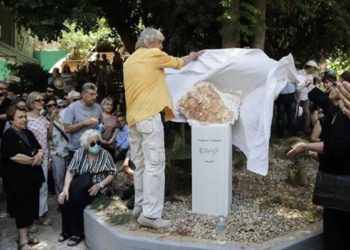 “Πατρίδα μας τα Εξάρχεια”: Συγκίνηση στα αποκαλυπτήρια του γλυπτού στη μνήμη της Αρλέτας