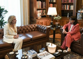 Συνάντηση της Κ. Σακελλαροπούλου με τη Μ. Βαρδινογιάννη στο Προεδρικό Μέγαρο