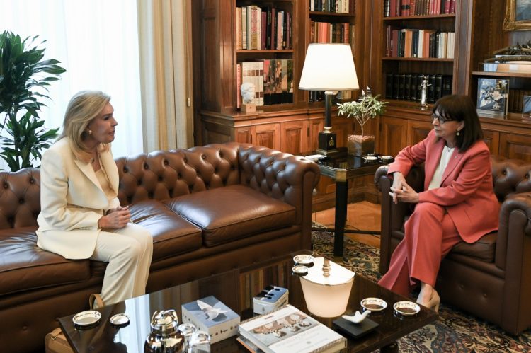 Συνάντηση της Κ. Σακελλαροπούλου με τη Μ. Βαρδινογιάννη στο Προεδρικό Μέγαρο