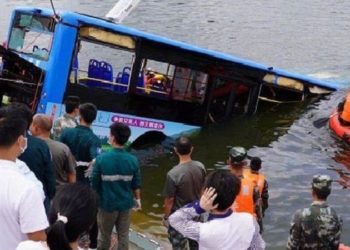 Κίνα: Εριξε το λεωφορείο στη λίμνη σκοτώνοντας 21 μαθητές, επειδή κατεδάφισαν το σπίτι του – ΒΙΝΤΕΟ ΣΟΚ