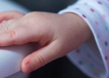 Πάτρα: Άφησε τα ανήλικα παιδιά της μόνα τους στο σπίτι και ήρθε στην Αθήνα