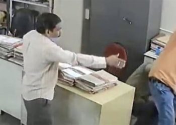 Ινδία: Πλάκωσε στο ξύλο συνάδελφό του επειδή του ζήτησε να φορέσει μάσκα (βίντεο)