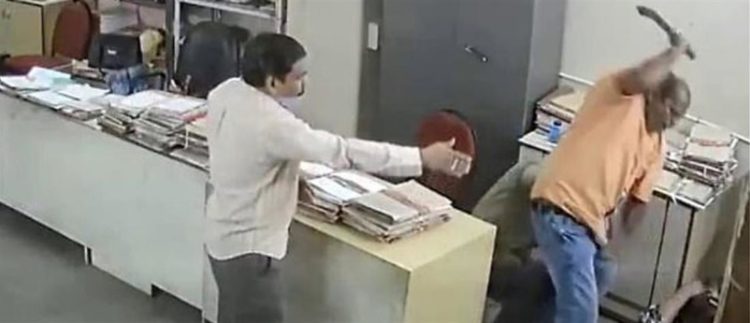 Ινδία: Πλάκωσε στο ξύλο συνάδελφό του επειδή του ζήτησε να φορέσει μάσκα (βίντεο)