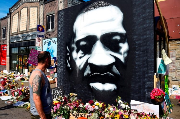 ΗΠΑ: Αγωγή κατά της Μινεάπολης και των 4 αστυνομικών κατέθεσε η οικογένεια του Τζορτζ Φλόιντ