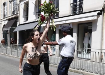 Γαλλία: Τόπλες διαμαρτυρία έξω από το Ελιζέ (video)