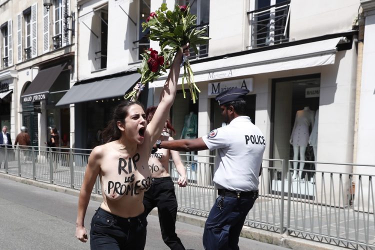 Γαλλία: Τόπλες διαμαρτυρία έξω από το Ελιζέ (video)