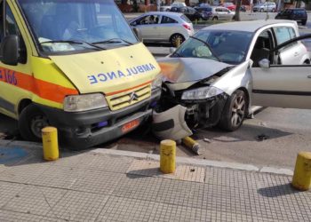 Θεσσαλονίκη: Σύγκρουση ΙΧ με ασθενοφόρο