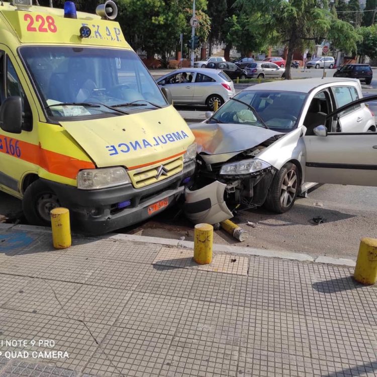 Θεσσαλονίκη: Σύγκρουση ΙΧ με ασθενοφόρο