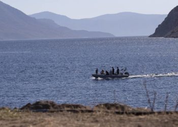 Σαρωνικός: Προσάραξη ταχύπλοου με οκτώ επιβαίνοντες στη νησίδα Μετώπη