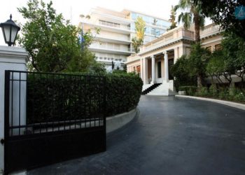 Συναγερμός στην κυβέρνηση για τα 50 κρούσματα κορονοϊού – Έκτακτη σύσκεψη υπό τον Μητσοτάκη