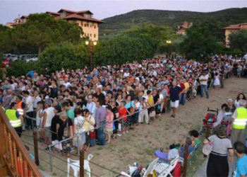 Θεσσαλονίκη: Απίστευτες εικόνες – Χιλιάδες πιστοί χωρίς αποστάσεις πήγαν να προσκυνήσουν τον Άγιο Παΐσιο