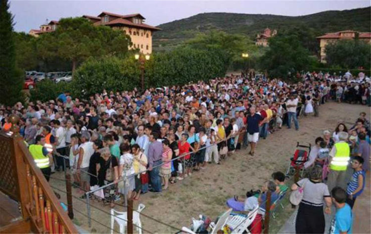 Θεσσαλονίκη: Απίστευτες εικόνες – Χιλιάδες πιστοί χωρίς αποστάσεις πήγαν να προσκυνήσουν τον Άγιο Παΐσιο