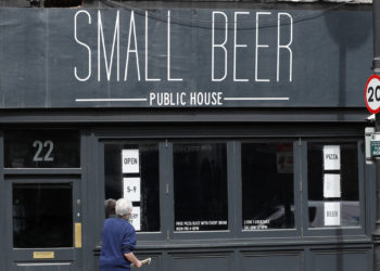 Βρετανία: Ανοίγουν μετά από 3 μήνες παμπ και εστιατόρια