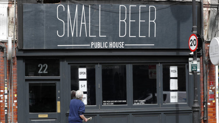 Βρετανία: Ανοίγουν μετά από 3 μήνες παμπ και εστιατόρια