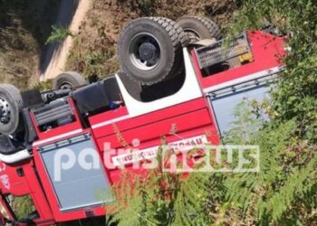 Ανετράπη πυροσβεστικό όχημα στην Ηλεία – Δύο τραυματίες